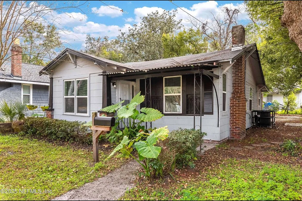 3 bed, 1.0 bath, 1028 sqft, $1,395 — Photo 2