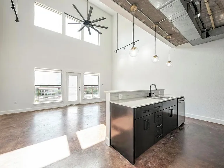 807 E 14th St #305 — Photo 3