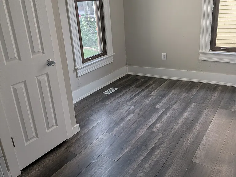 403 E Elm St — Photo 1