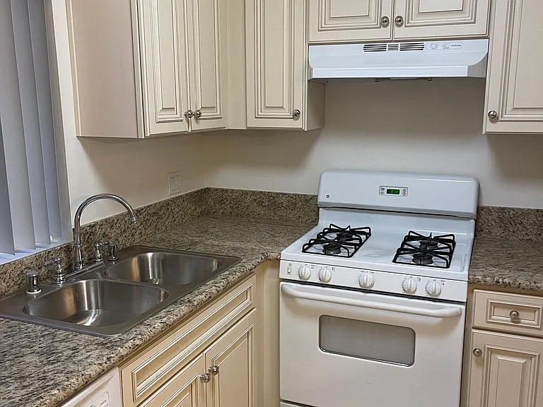 828 S Maryland Ave #2 — Photo 2