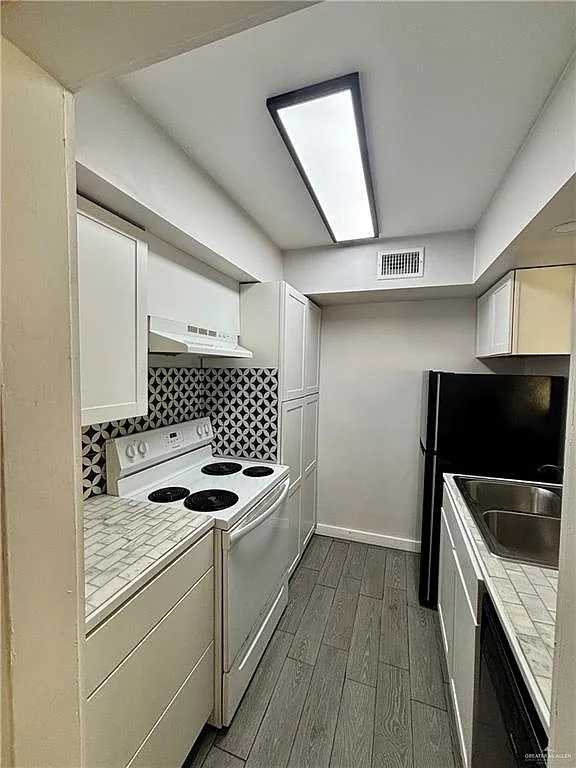 2 bed, 2.0 bath, 996 sqft, $1,300 — Photo 2