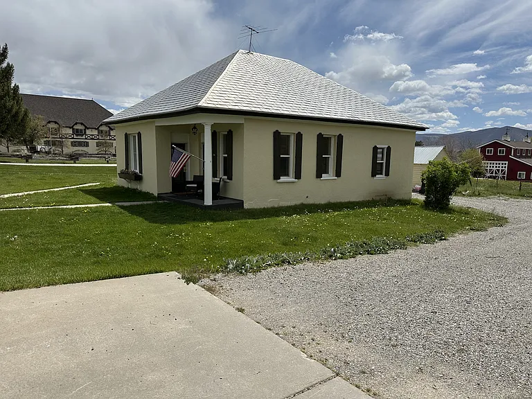 150 E Main St — Photo 3