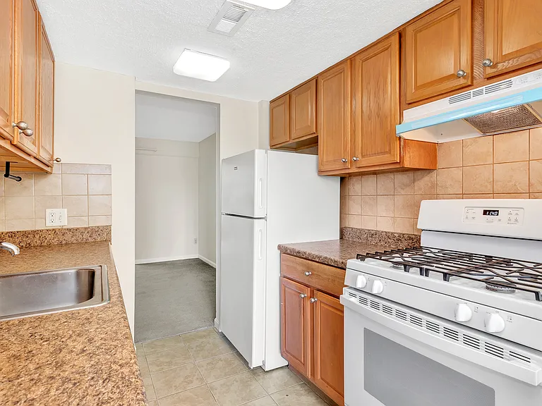 2 Essex Ln #B4 — Photo 10