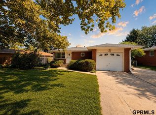 7130 Englewood Dr, Lincoln, NE 68510
