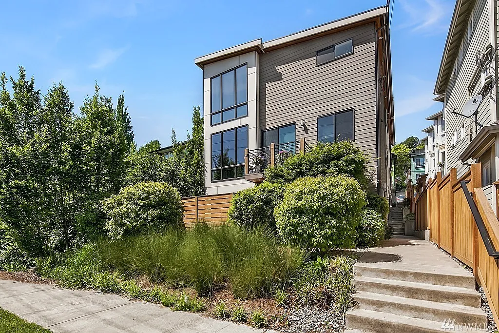 Modern 2 Bedroom Townhouse In Capitol Hill Ready For Move In Now At $3750! — Photo 1