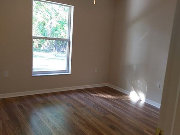 5th image of 45 Woodbury Dr
