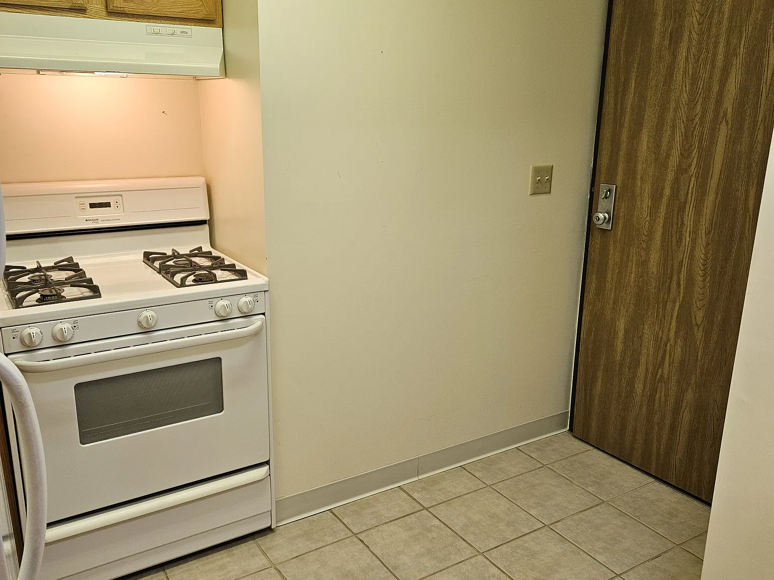 Studio, 600 sqft, $775 — Photo 3