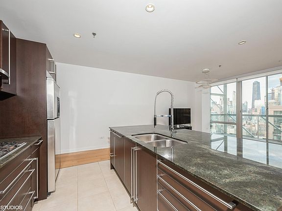 4th image of 653 N Kingsbury St APT 2207
