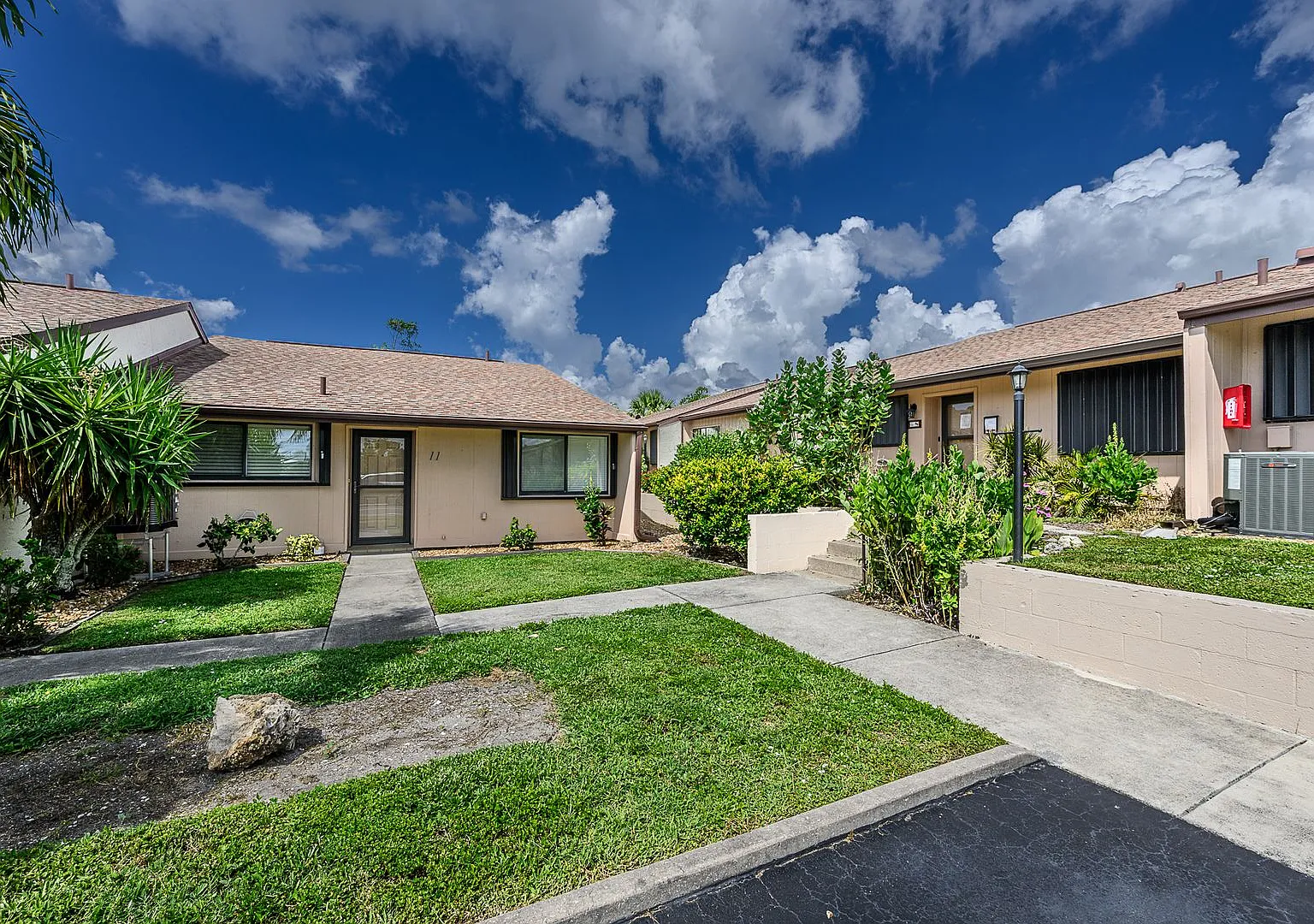 Updated 2-Bedroom Condo Prime Punta Gorda Location — Photo 2