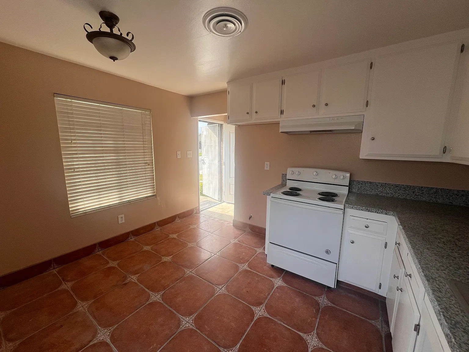 3 bed, 975 sqft, $1,650 — Photo 3