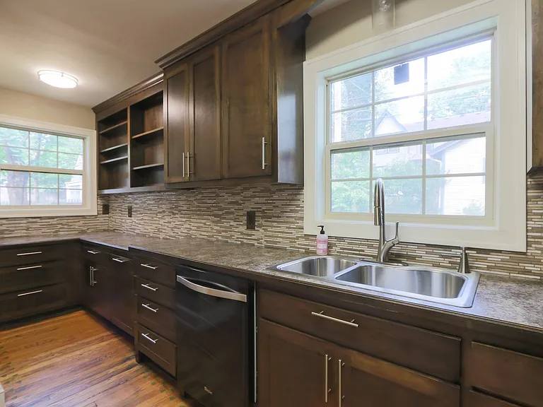 224 E Winthrope Rd — Photo 4