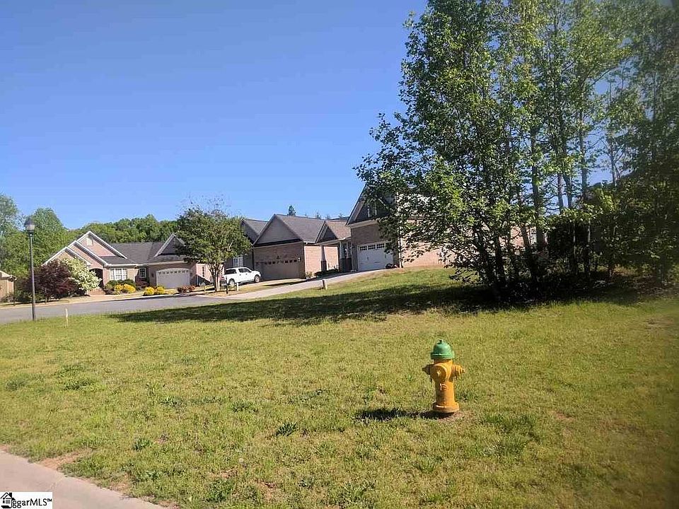 2nd image of 416 Hunters Cir