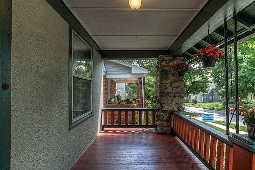 4th image of 958 W 42nd St