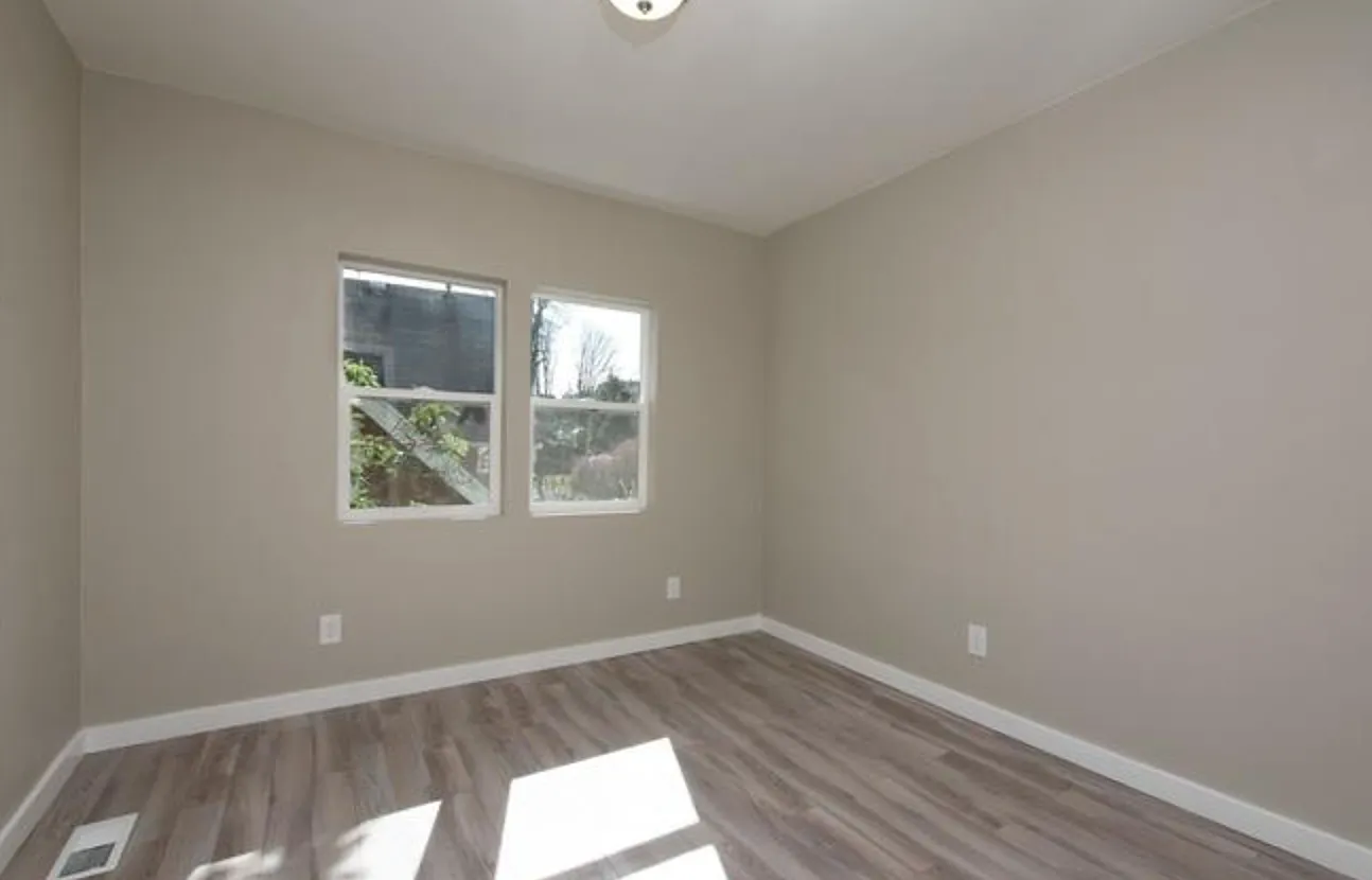 7 bed, 2300 sqft, $1,100 — Photo 3