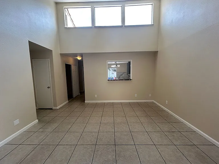 2104 Sharon Way — Photo 2