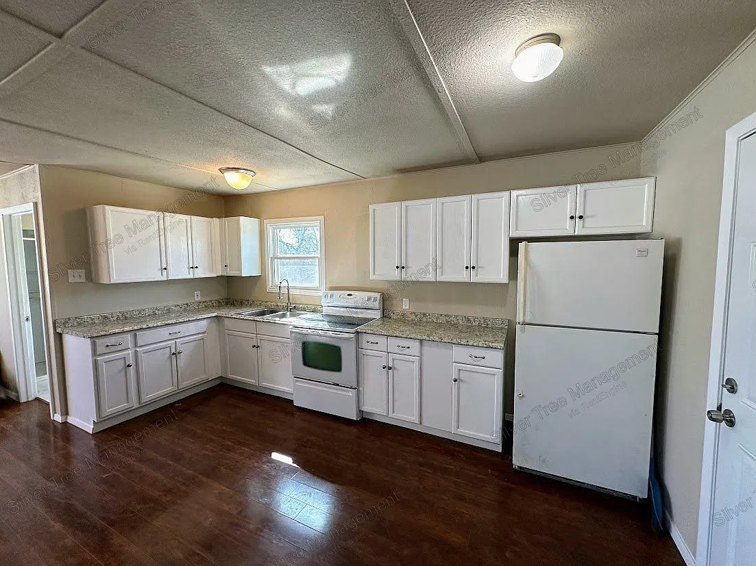 2 bed, 1.0 bath, 700 sqft, $700 — Photo 3