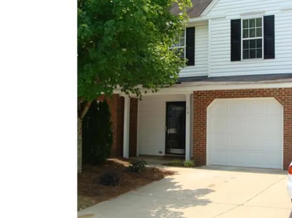 26 Pickwick Pl, Greensboro, NC 27407