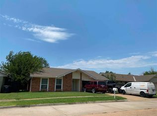 2405 Crystal Dr, Moore, OK 73160