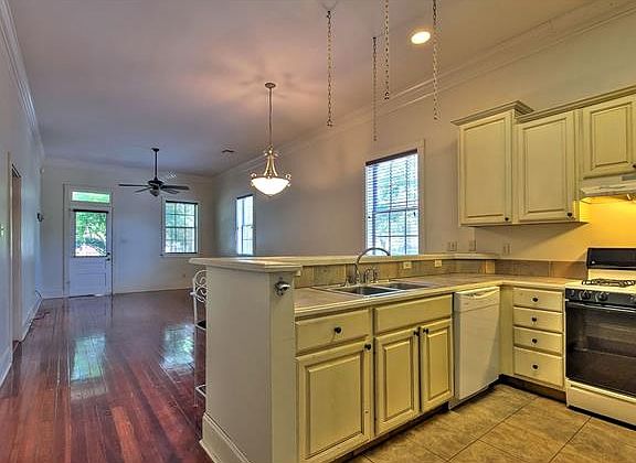 5th image of 2039 Burdette St