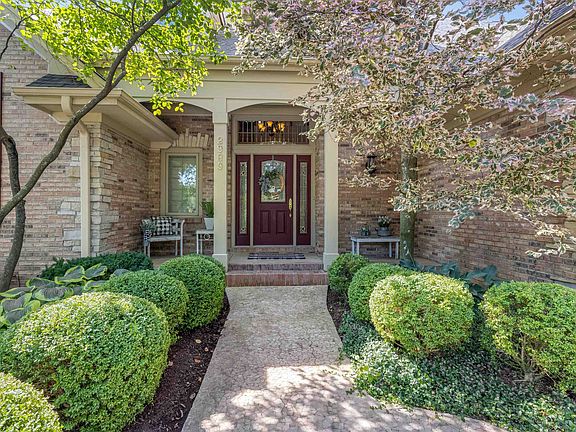 2nd image of 2989 Cotswold Cir