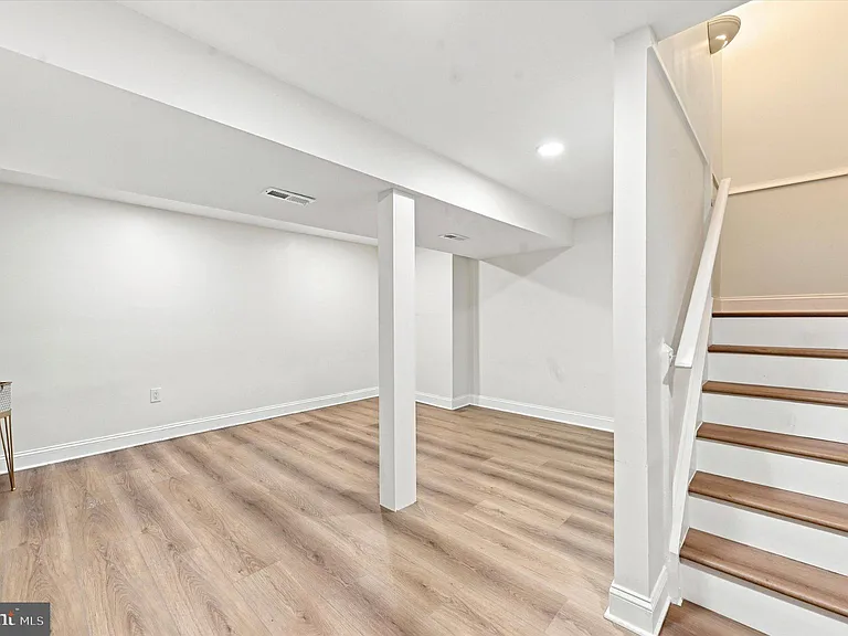63 E Jonathan Ct — Photo 26