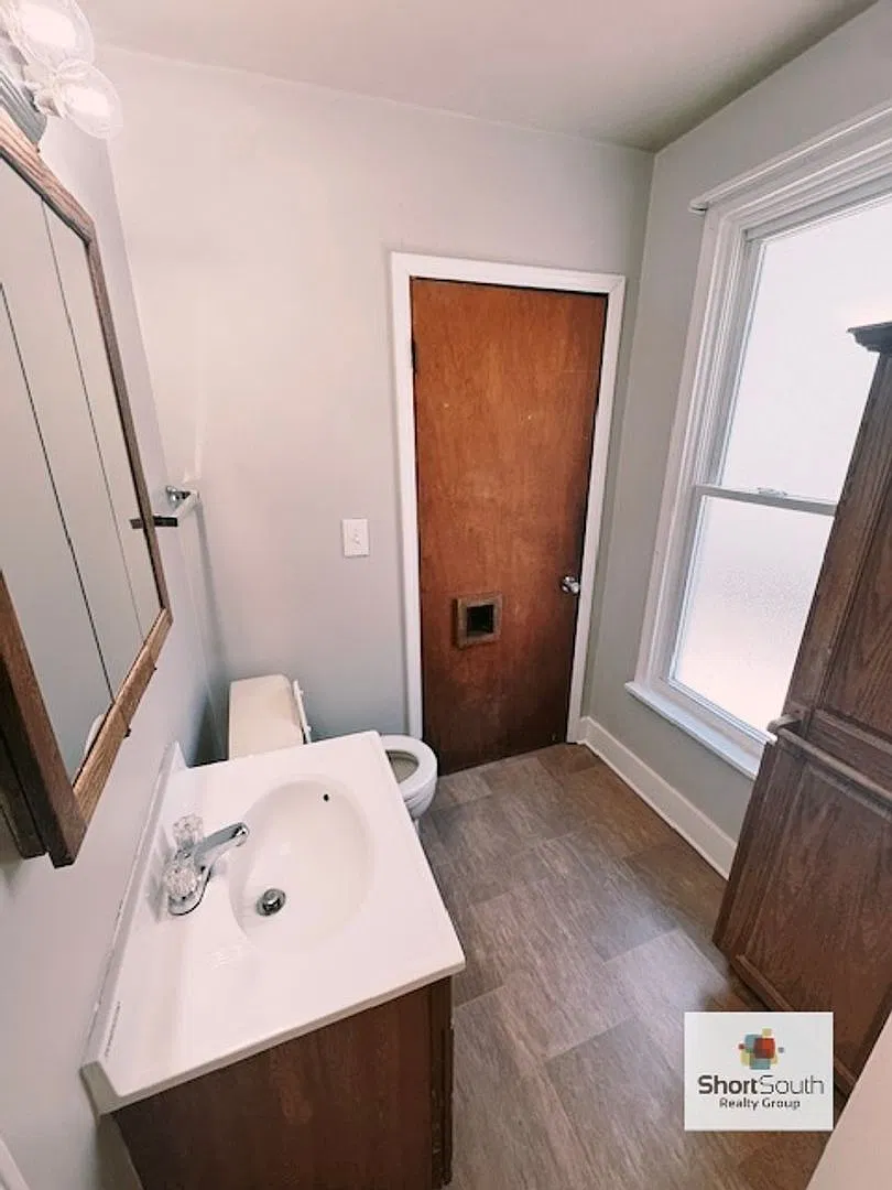 4 bed 1 bath Single Family Home — Photo 4