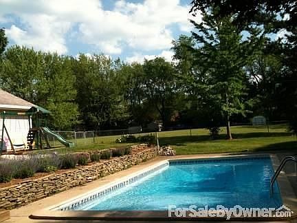 Beautiful Underground Pool! : Cool off this summer in your new pool! New Cover New Liner and New Fil