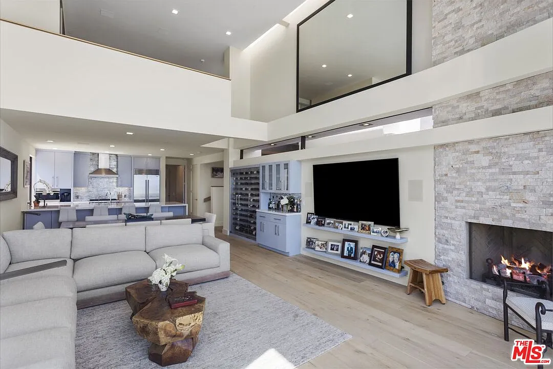 4 bed, 4.5 bath, $75,000 — Photo 2