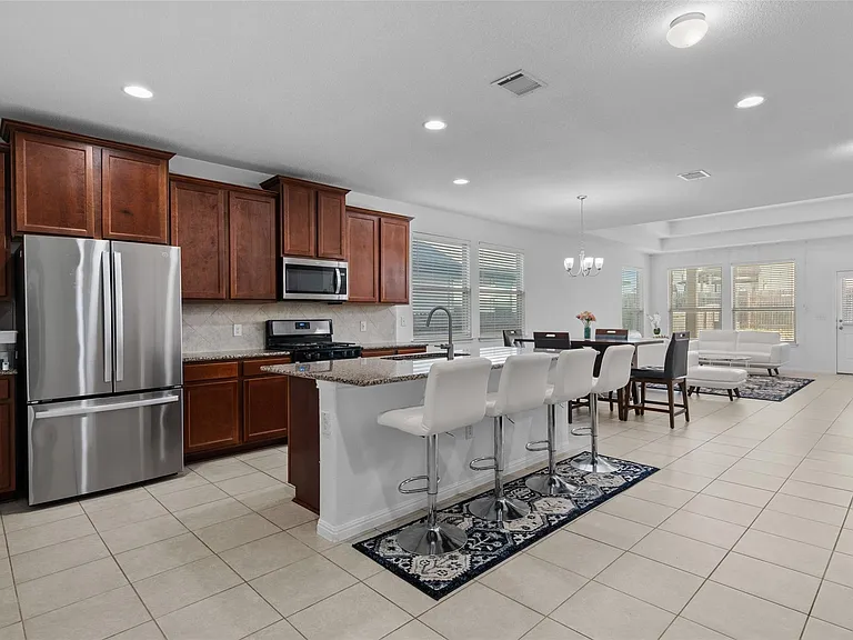 325 La Joya Pass — Photo 4