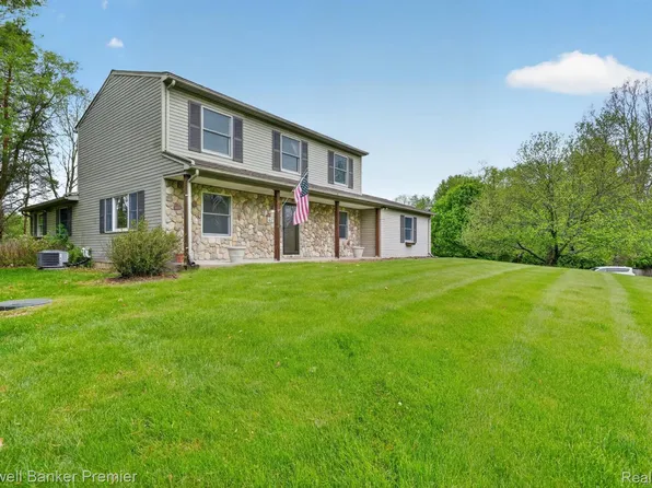425 Arbor Pine Dr, Ortonville, MI 48462