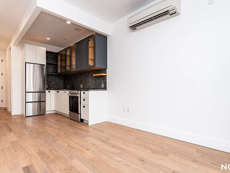 228 N 7th St #203 — Photo 10