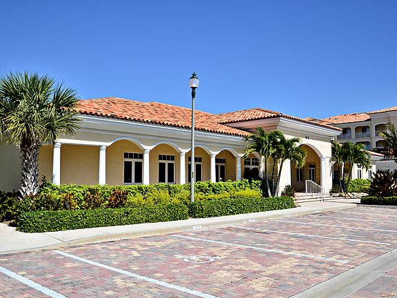 5th image of 32 Harbour Isle Drive W #104