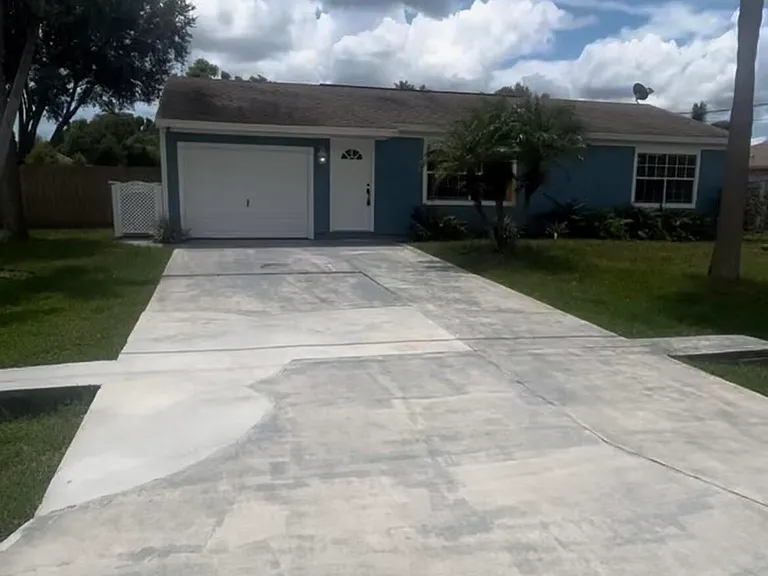 1790 SE North Buttonwood Dr — Photo 1