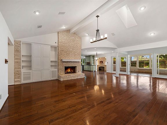 4th image of 2112 Wychwood Dr