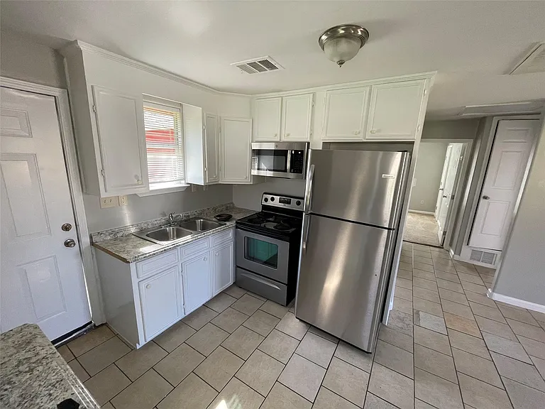 1041 Lott Ave — Photo 6