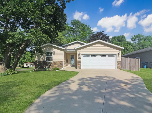 402 S McLean St, Hudson, IL 61748