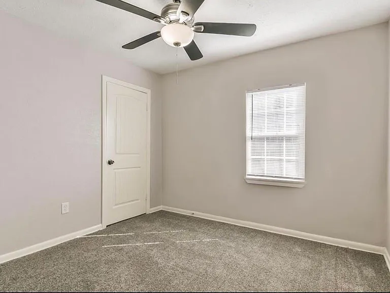 927 W 10th St — Photo 11