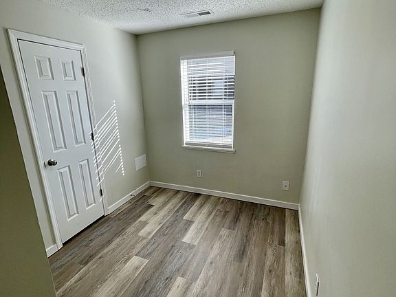 5th image of 828 E Prairie Hill Dr