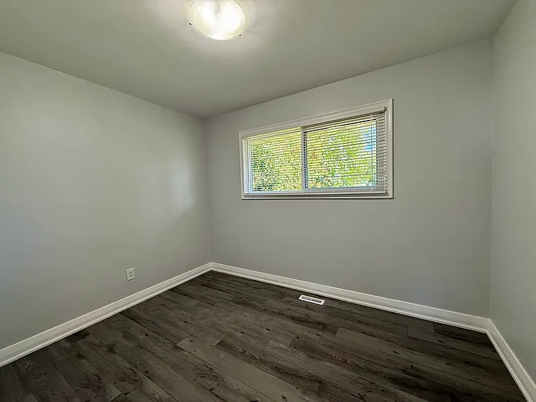 404 Grantham Ave — Photo 15