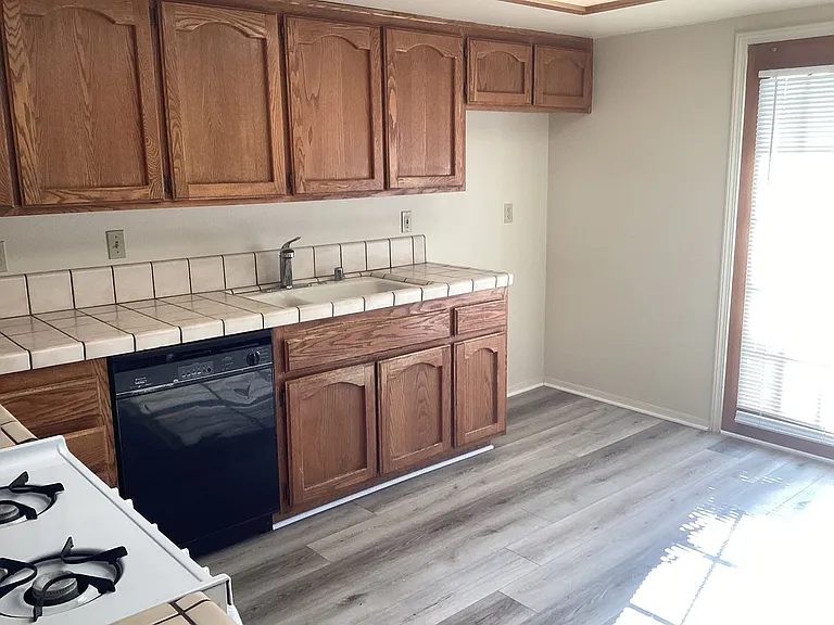 425-431 N Tiffany Dr — Photo 8