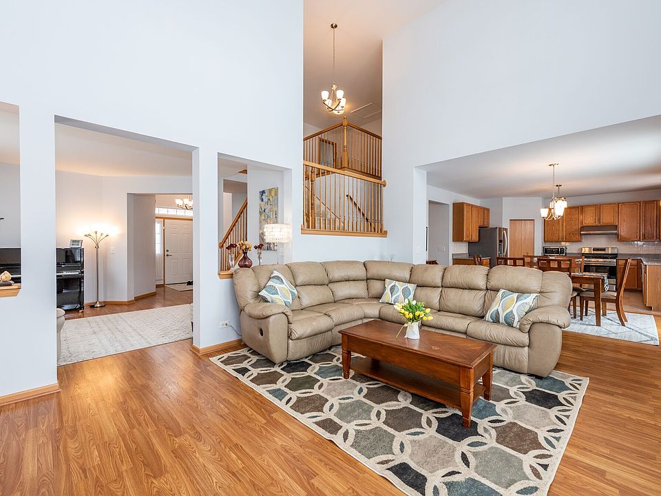 VOLUME CEILING FAMILY ROOM 