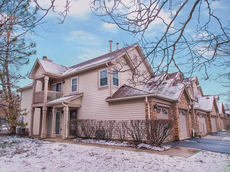 251 Old Oak Ct W — Photo 3