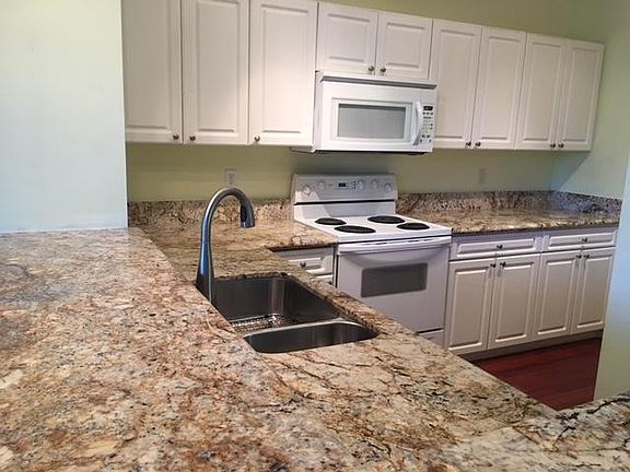 5th image of 836 SE 4th Ct