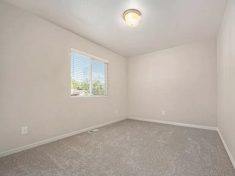 1043 Kenny Brook Ln — Photo 13