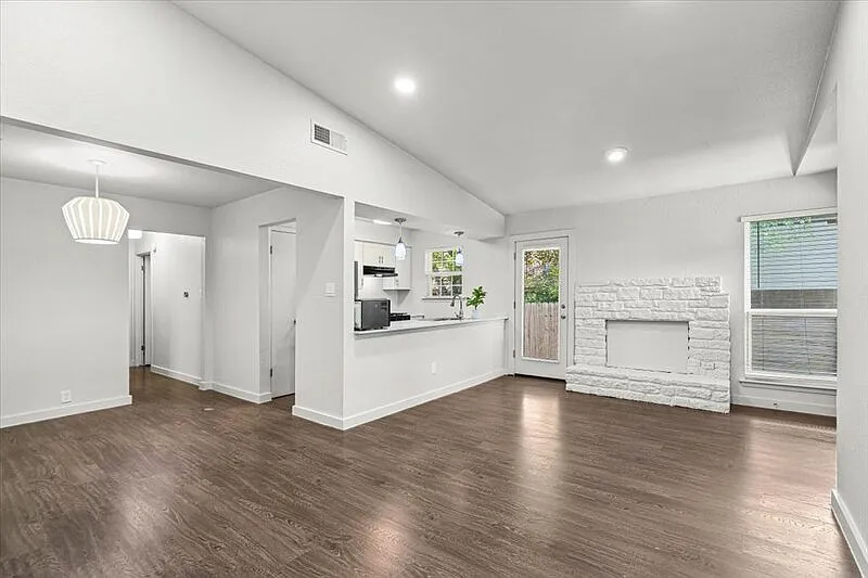 2 bed, 2.0 bath, 867 sqft, $1,640 — Photo 4