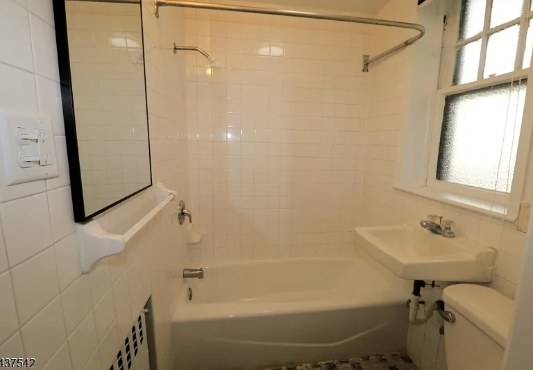 160-164 New York Ave #3 — Photo 10