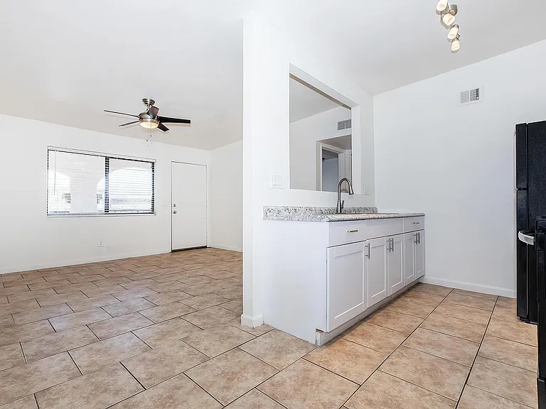 1 bed 1 bath [large]