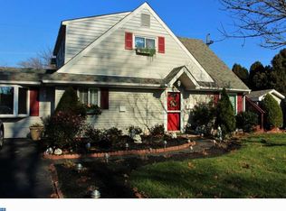 390 Holly Dr, Levittown, PA