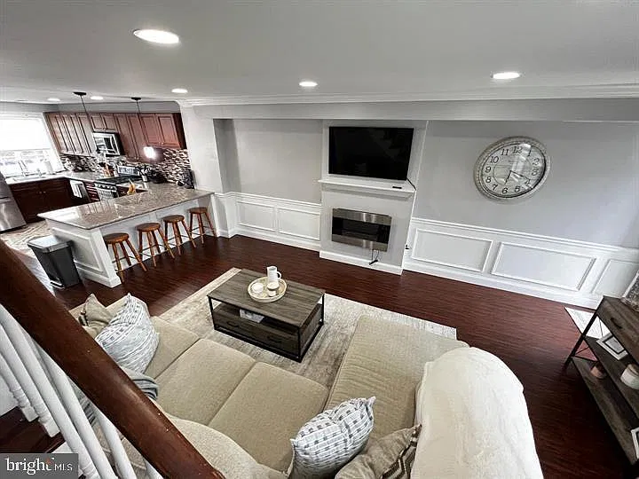 3 bed, 1.5 bath, 1088 sqft, $2,500 — Photo 2