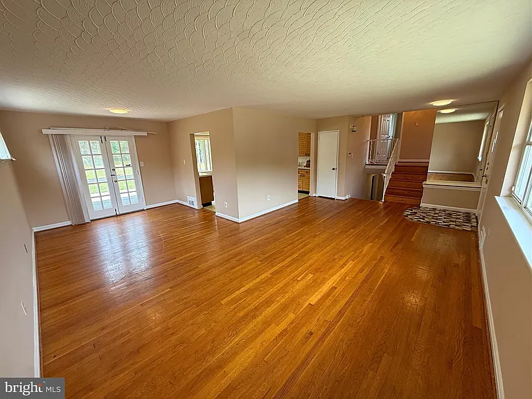 7104 Adelphi Rd — Photo 5